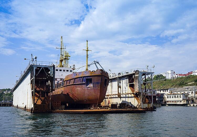 Dock mit Schiff by Victoria Koltsova (iStock)