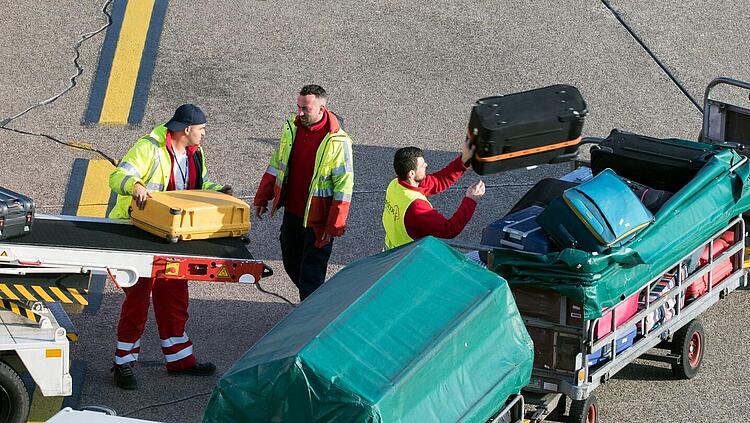 Gepäckabfertigung am Flughafen (VanderWolf-Images iStock)