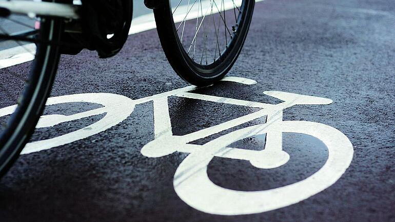 Fahrradweg auf Straße by olaser iStock