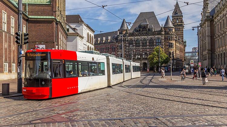 Bremer Straßenbahn by venemama (iStock)