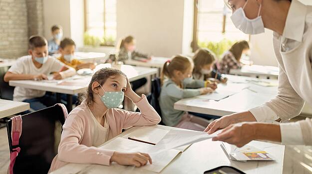 Masken Schule by Drazen Zigic (iStock)