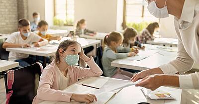 Masken Schule by Drazen Zigic (iStock)