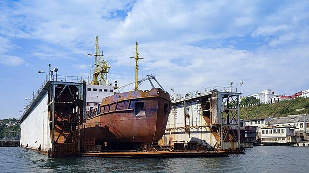 Dock mit Schiff by Victoria Koltsova (iStock)