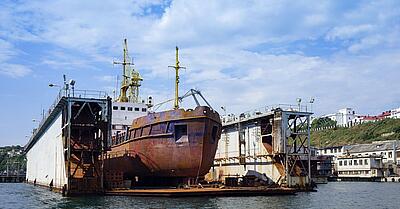 Dock mit Schiff by Victoria Koltsova (iStock)