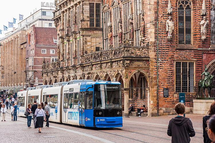 Bremer Straßenbahn by YKD (iStock)